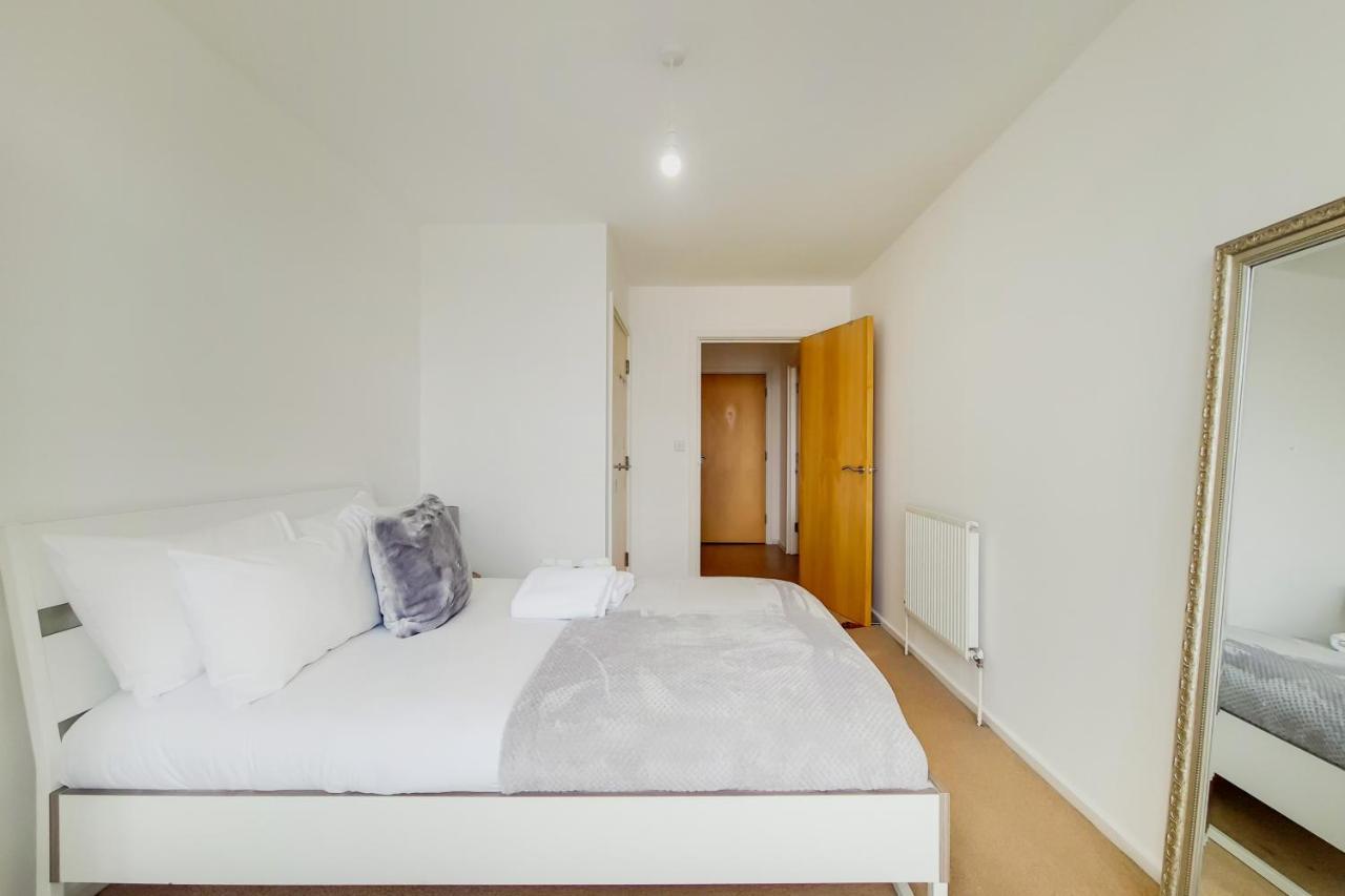 Free Parking - Two Bed Apartment By London Docklands Buitenkant foto